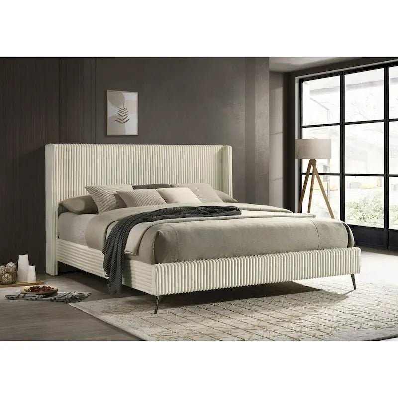 Set letto a pannelli con testiera ad alette in velluto a coste color crema con 2 comodini e panca (Queen/King, 2 persone)