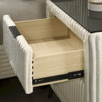 Set letto a pannelli con testiera ad alette in velluto a coste color crema con 2 comodini e panca (Queen/King, 2 persone)