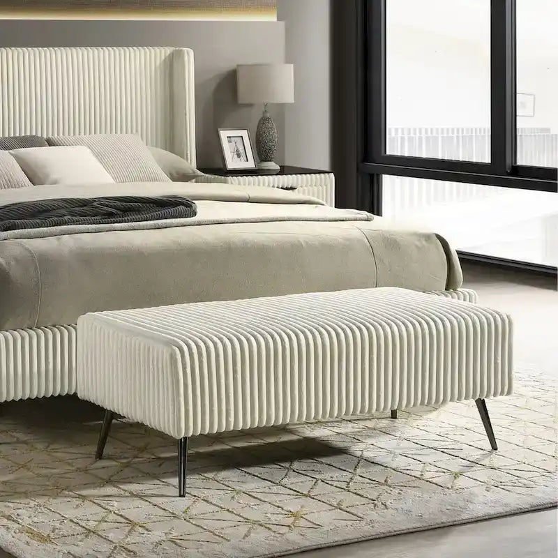 Set letto a pannelli con testiera ad alette in velluto a coste color crema con 2 comodini e panca (Queen/King, 2 persone)