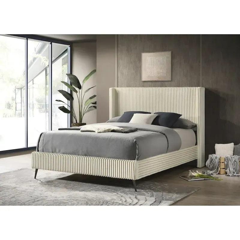 Set letto a pannelli con testiera ad alette in velluto a coste color crema con 2 comodini e panca (Queen/King, 2 persone)