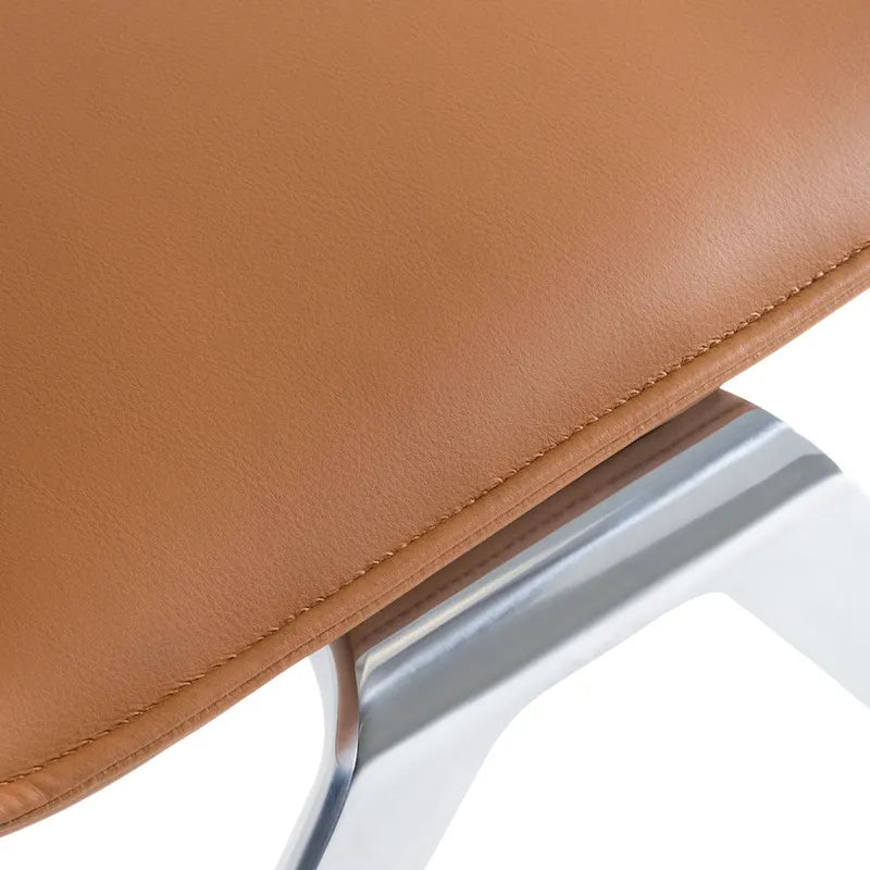 Sedia da ufficio in similpelle vegana color cammello, gambe cromate, monoposto